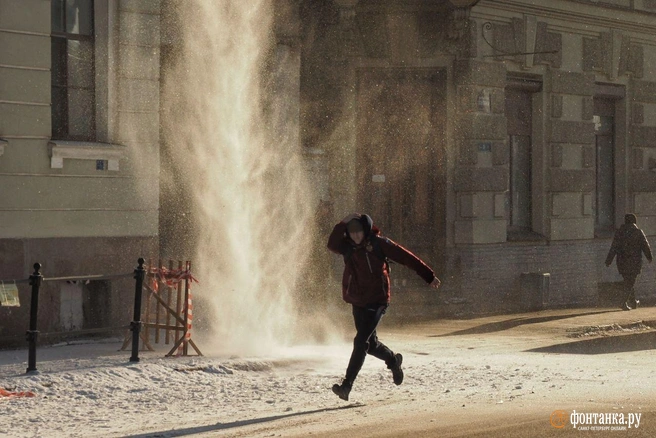 Иногда казалось, что по городу можно передвигаться только перебежками (но только казалось)