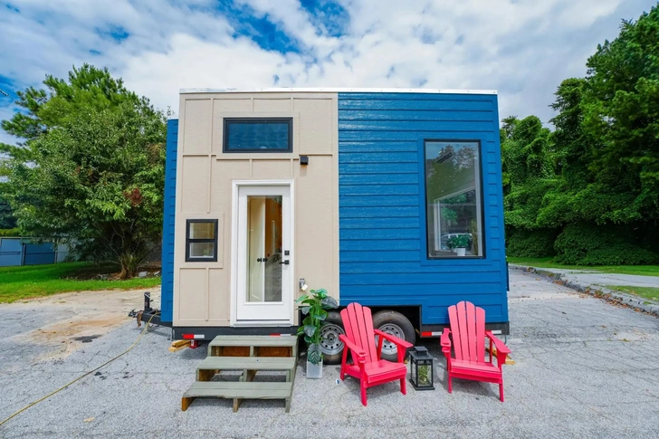 Два этажа уюта: посмотрите на продуманный домик-прицеп Sora | Источник: Dragon Tiny Homes