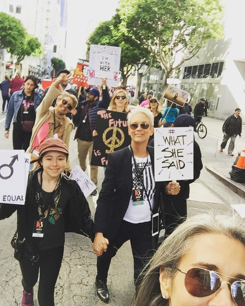 Майли Сайрус, Эмма Уотсон и Трой Сиван вышли с протестом на «Марш женщин»