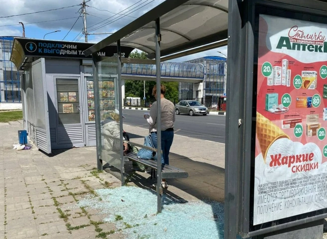 На Московском шоссе вандалы разбили остановку | ya62.ru