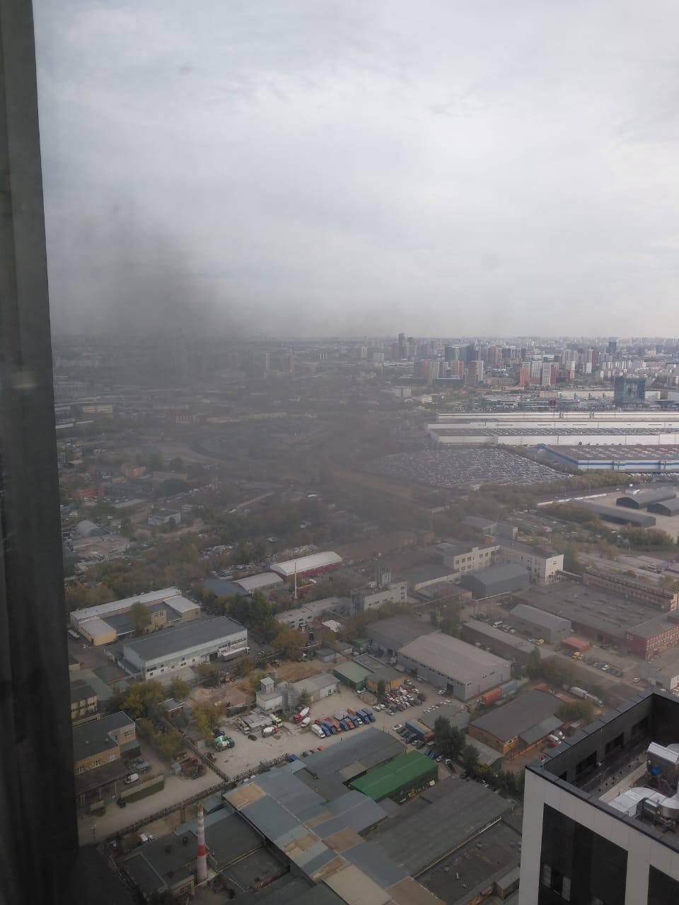В Москве в Печатниках заметили сильный дым. Очевидцы сообщают о пожаре — видео