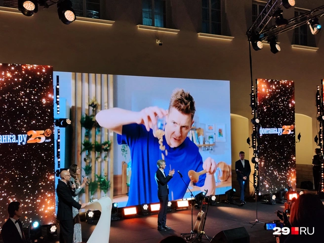 «Фонтанка.ру» пригласила Александра, чтобы он огласил победителя премии «Признание и влияние» в номинации «Сеть кафе и ресторанов города» | Источник: Елена Ионайтис / 29.RU