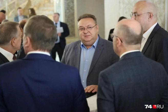 Бывший вице-губернатор, директор по взаимодействию с органами государственной власти и общественными организациями АО «ЧЭМК» Сергей Сушков (в центре) теперь посещает заседания СПП в новом статусе  | Источник: Дарья Пона