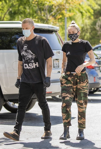 Майли Сайрус и Коди Симпсон в Лос-Анджелесе | marieclaire.ru