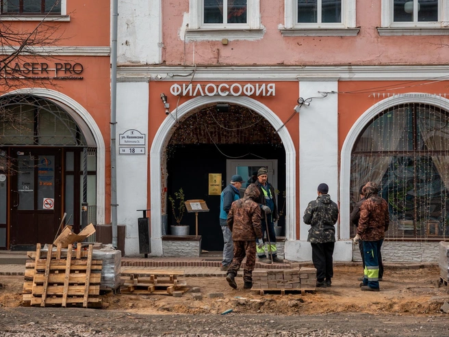 Рабочие обсуждают что-то между собой | Источник: Александр Куренной / 76.RU