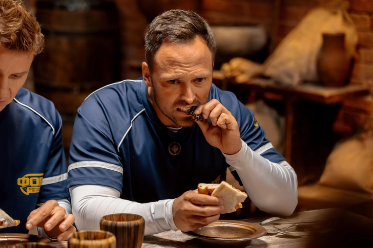 «Первый раз ощущение, что меня сейчас вырвет»: фитнес-блогер Алексей Столяров съел пиццу с тараканами | maximonline.ru