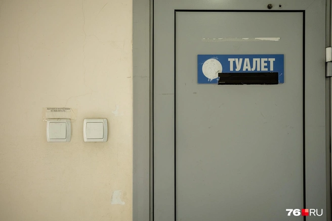 Кроме того, на втором этаже расположен единственный в ТЦ&nbsp;туалет для посетителей | Источник: Александр Куренной / 76.RU