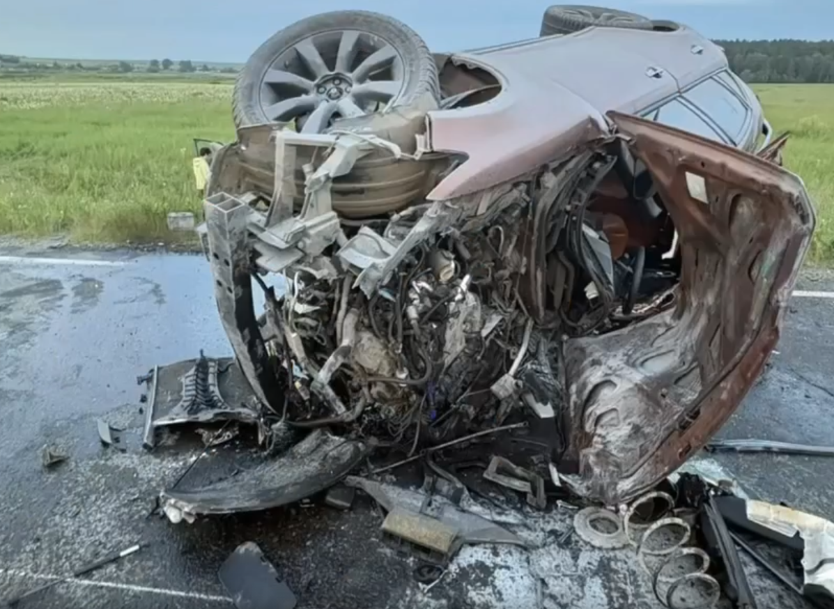 Водитель Infiniti и трехлетний ребенок погибли в ДТП на трассе в Челябинской области