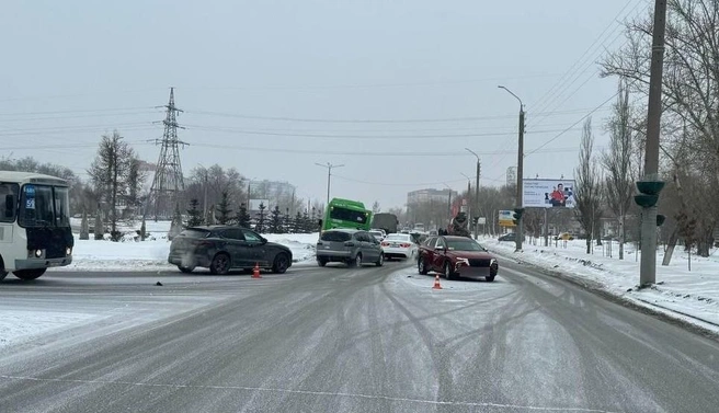 В Оренбурге на улице Терешковой столкнулись пассажирский автобус, «КАМАЗ» и «Хендэ» | Источник: УМВД России по Оренбургской области