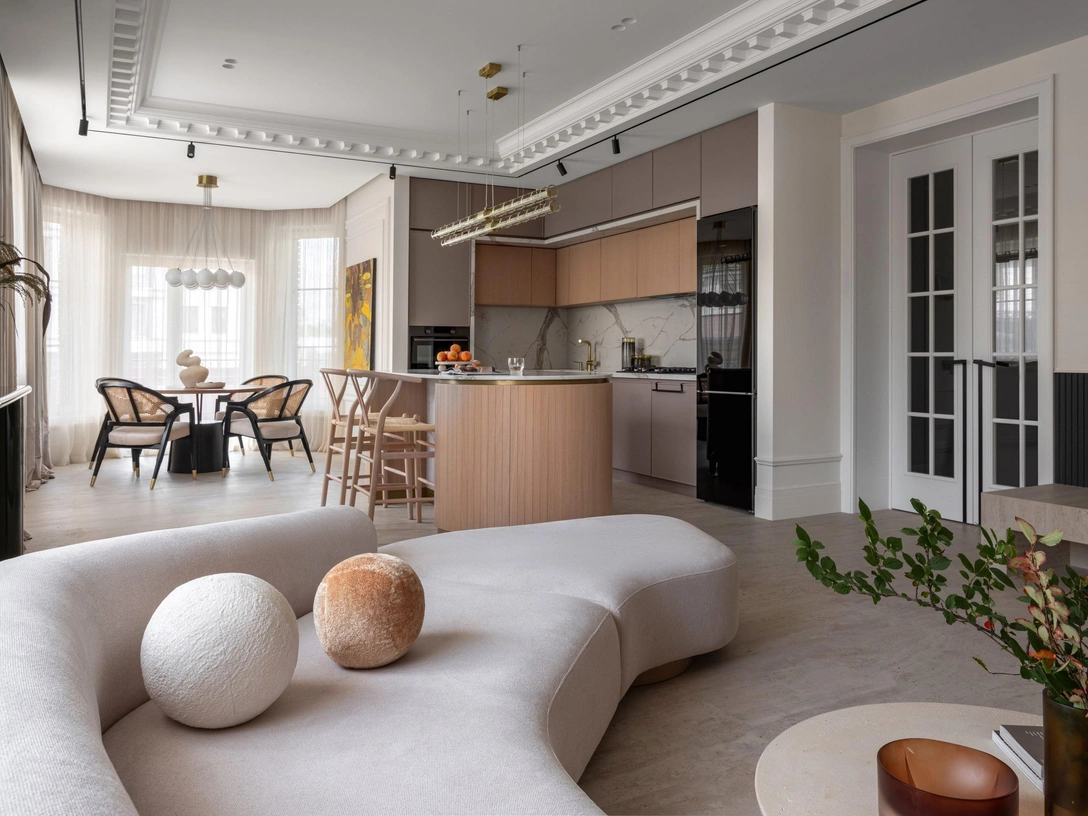 Кухня изготовлена на заказ. Барные стулья CH47, Carl Hansen & Son. Подвесной светильник Hubble Space, Baxter. | Источник: Мария Войнова стиль: Екатерина Хелия