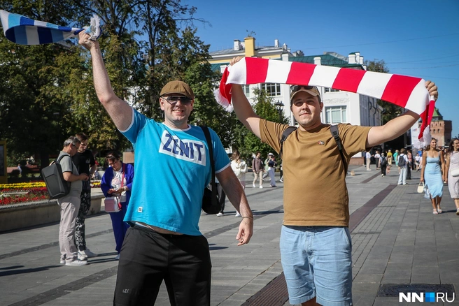Хотя между фанатами двух команд и чувствуется напряжение, пока все проходит без драк | Источник: Наталья Бурухина / NN.RU