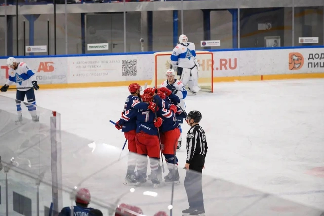 После двух периодов хозяева вели со счетом 3:2, но концовка осталась за гостями | Источник: ХК «Южный Урал» Орск / t.me
