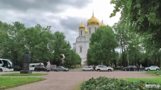 Двое юных бокеров устроили прыжки на ходулях у Екатерининского собора в Пушкине. Видео | Источник: читатель «Фонтанки»