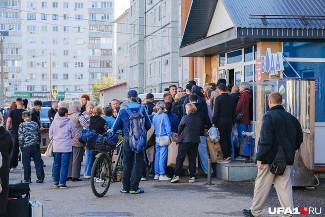 В очереди стояли с утра до самого вечера, пускали по двое за раз | Источник: Булат Салихов / UFA1.RU