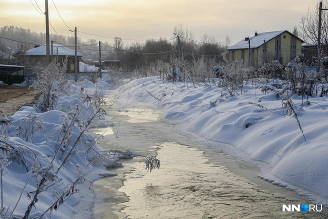 Воду перекрыли ещё вчера, но поток остаётся сильным | Источник: Наталья Бурухина / NN.RU