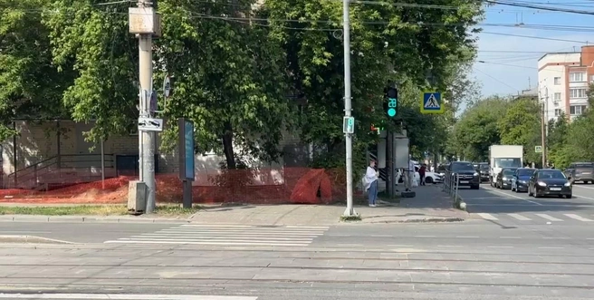 Момент включения зеленого на Свердловском проспекте на пересечении с Сони Кривой: машинам — 28 секунд, пешеходам — 18 секунд. Где логика? | Источник: читатель 74.RU