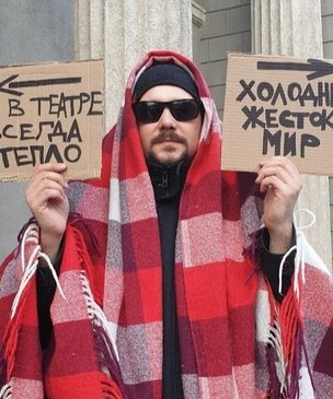 «Никто не целится в смотрителя из лука»: российские театры, музеи и библиотеки пытаются весело скучать по посетителям (фото)