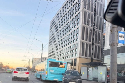 Кроссовер врезался в автобус у метро «Бухарестская»