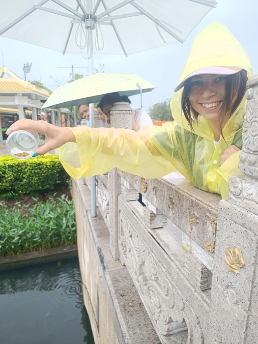 Туристам позволяют кормить рыбок в пруду | Источник: предоставлено героями публикации