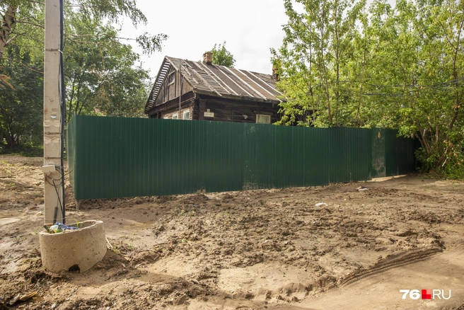 Земля вокруг дома превратилась в грязное месиво | Источник: Александра Савельева