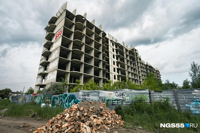 Этот дом на Герцена не могут достроить с 2006 года  | Источник: Кирилл Башинский / NGS55.RU 