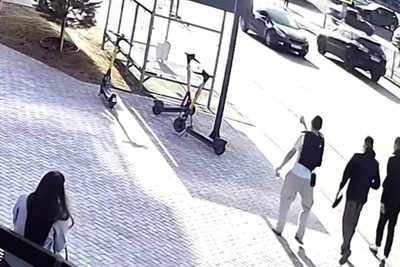 В Иркутске ищут троих за разбитую остановку