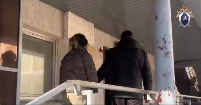 Подозреваемую в убийстве уже доставили в Челябинск | Источник: СКР по Челябинской области