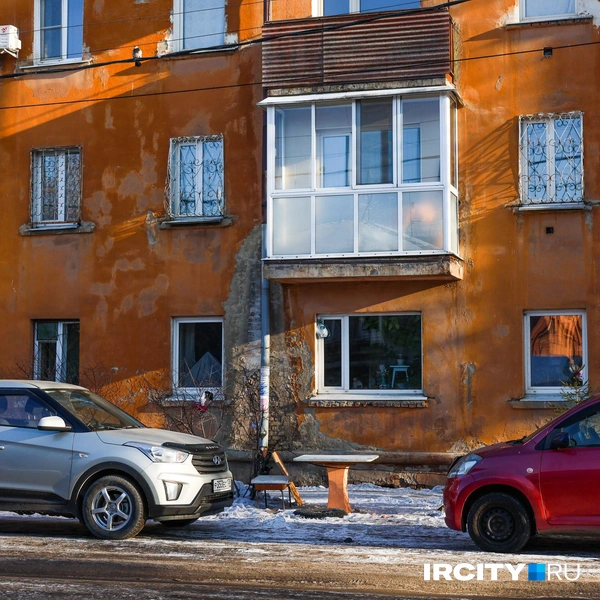 Кто-то соорудил себе зону отдыха прямо у дороги | Источник: Ксения Филимонова / «ИрСити»