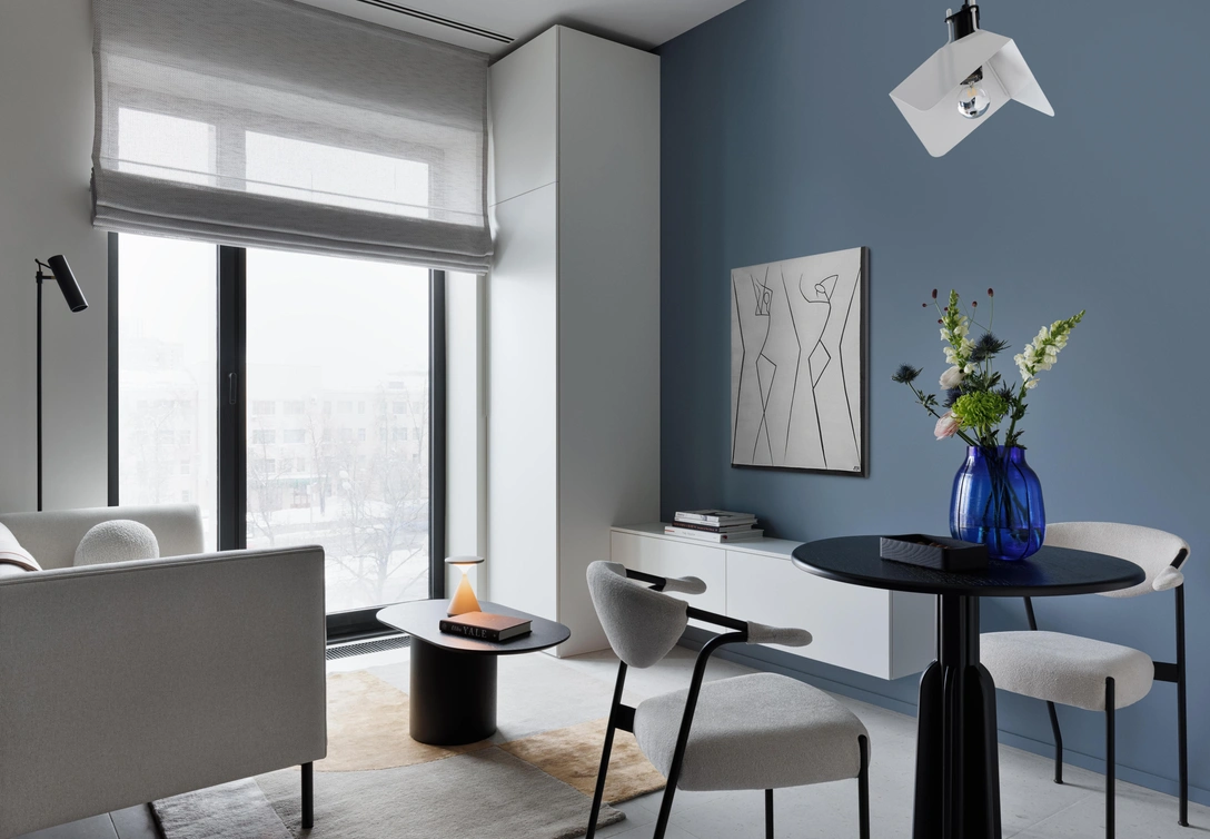 Стулья Sid, Unika Moblar. Светильник над столом, Stilnovo. На стене картина Femme 7-8 Елены Умутбаевой. | Источник: Антон Лихтарович. Стиль: Екатерина Пономарева