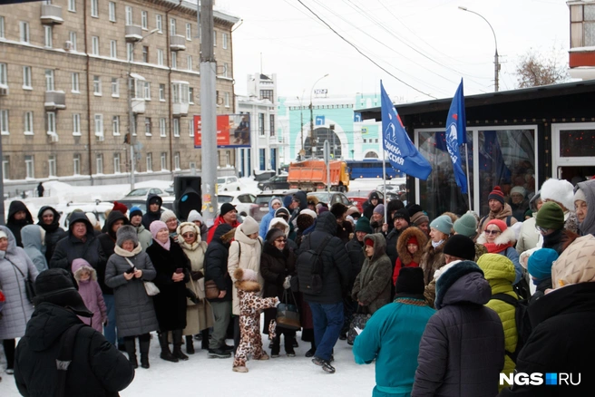На улице для гостей устроили выступление танцевального коллектива и спортивные игры для детей. Греться людям пришлось в тамбуре ближайшего магазина | Источник: Андрей Бортко / NGS.RU