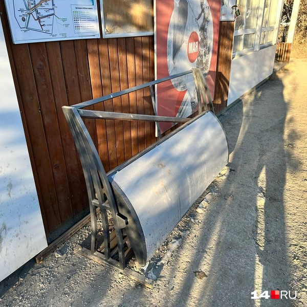 Снаружи есть сломанная скамейка | Источник: Илья Константинов / T.me