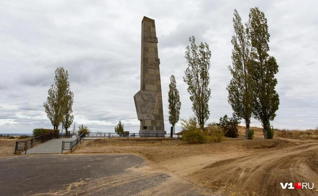 Добраться к мемориалу можно только по грунтовкам | Источник: архив V1.RU