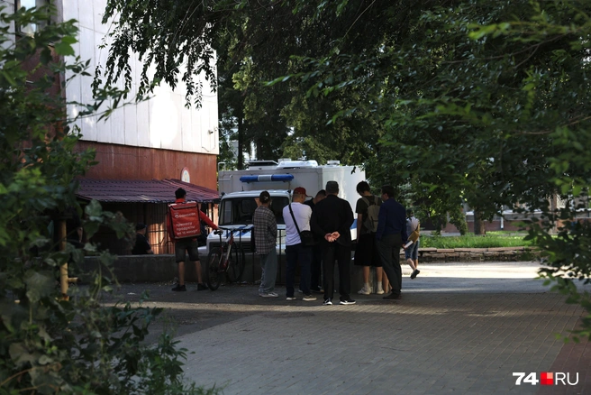 У суда собрались близкие подозреваемого. Они были враждебно настроены к прессе | Источник: Наталья Лапцевич