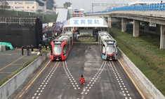 Китайцы запустили трамваи на виртуальных рельсах (видео)