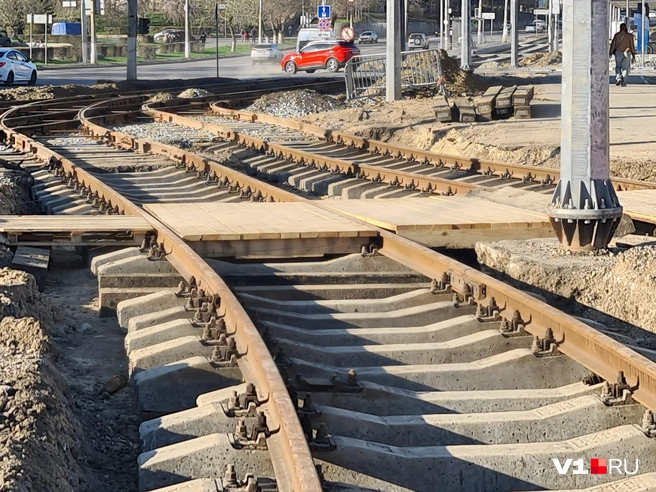 Настил из палет сделали для удобства пешеходов | Источник: Константин Завриков / V1.RU