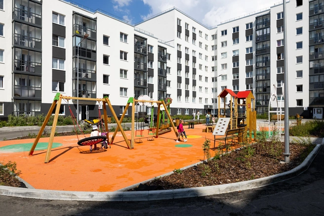 Во дворах можно гулять беззаботно, так как для проезда автомобилей они закрыты. Да и случайных прохожих тоже нет | Источник: «Группа ЛСР»