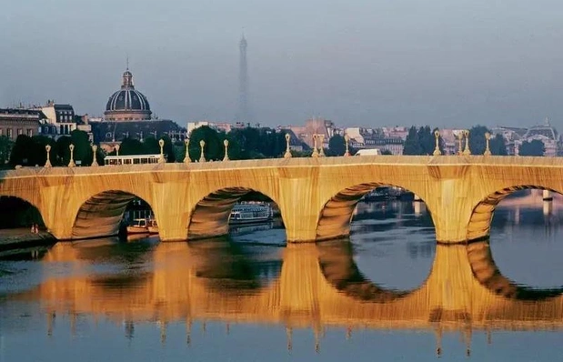 Эскиз The Pont Neuf Wrapped (1984), и реализованный проект (1985). | Источник: christojeanneclaude.net