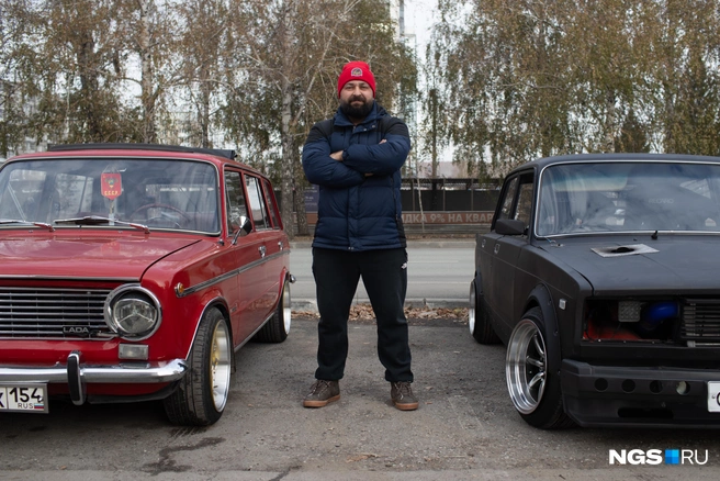 Артем Быховец собрал коллекцию из девяти автомобилей: какие-то уже доработаны, какие-то пока на стадии проектирования и идей. О проектах он рассказывает на канале Restomod | Источник: Андрей Бортко / NGS.RU