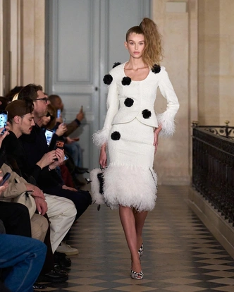 Jacquemus снова растрогал Париж: новая коллекция — о семье, любви и памяти Jacquemus снова растрогал Париж: новая коллекция — о семье, любви и памяти