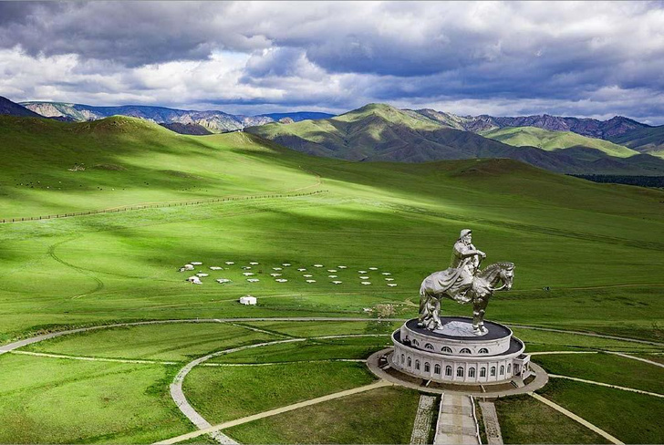 Монументальные формы: посмотрите на 8 гигантских статуй правителей, божеств и мифических животных