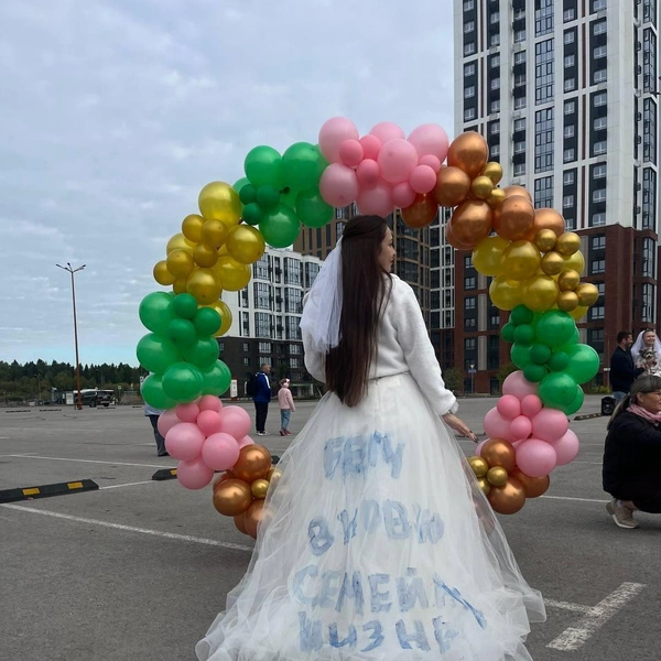 «Бегу в новую семейную жизнь»&nbsp;— достаточно смелое высказывание на юбке! | Источник: Мария Давыдкина
