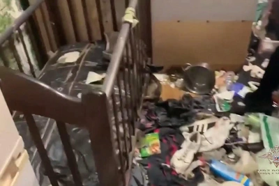 Мать бросила сына в квартире среди мусора