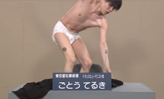 Кандидат в губернаторы Токио ведет кампанию, прыгая перед камерой в подгузнике (видео)