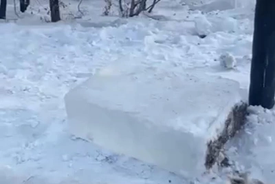 В Чите повреждена ледовая горка на площади Ленина