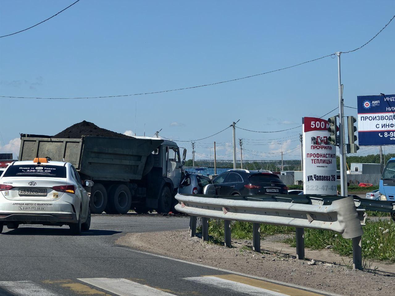 Водителя «Шевроле» под Уфой насмерть зажало между КАМАЗом и «Инфинити»
