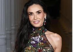 Цвет спелой вишни на ногтях Деми Мур: подсматриваем идею для маникюра