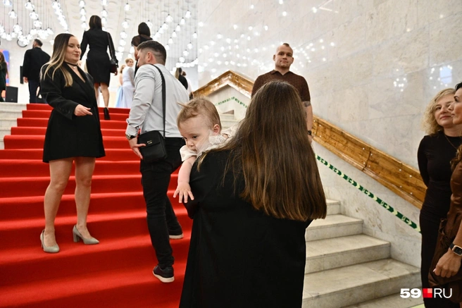 А эта самая маленькая гостья премии — малышка, маму которой спасли нейрохирурги Штадлеры, когда у нее случился разрыв аневризмы | Источник: Василина Любимова / 59.RU