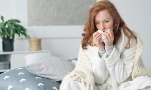 Уйдите, мне плохо: реакция мозга, из-за которой во время болезни хочется побыть одному