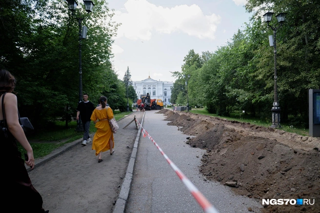 Зайти в рощу можно только через «счастливый вход» — левую арку. У студентов есть суеверие, что проходить можно только там, иначе не сдашь сессию | Источник: Варвара Фролова / NGS70.RU