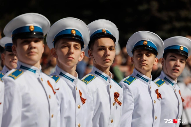 Дети были в белой парадной форме. И обязательно с георгиевской лентой на груди  | Источник: Ирина Шарова / 72.RU 